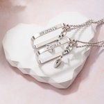 Personligt par av koordinerade initialer med hänge, magnetiskt halsband för Alla hjärtans dag-present