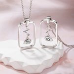 Personligt par av koordinerade initialer med hänge, magnetiskt halsband för Alla hjärtans dag-present
