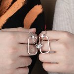 Personligt par av koordinerade initialer med hänge, magnetiskt halsband för Alla hjärtans dag-present