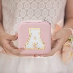 Personalisierte Initiale Lächelndes Gesicht Herz Chenille-Aufnäher Schmuckkästchen aus PU-Leder mit Reißverschluss Geburtstag Geschenk für Damen