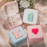 Personalisierte Initiale Lächelndes Gesicht Herz Chenille-Aufnäher Schmuckkästchen aus PU-Leder mit Reißverschluss Geburtstag Geschenk für Damen