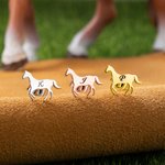 Personalisierte Sterling Silber kleine galoppierende Pferd Ohrstecker mit eingravierten ersten Geburtstag Jahrestag Geschenk für Pferdeliebhaber