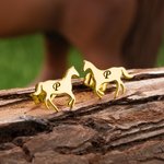 Personalisierte Sterling Silber kleine galoppierende Pferd Ohrstecker mit eingravierten ersten Geburtstag Jahrestag Geschenk für Pferdeliebhaber