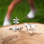 Personalisierte Sterling Silber kleine galoppierende Pferd Ohrstecker mit eingravierten ersten Geburtstag Jahrestag Geschenk für Pferdeliebhaber