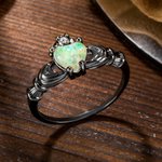 Henkilökohtainen Opal Claddagh Ring