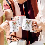 Tazza personalizzata 1-9 Holding Kid Hands Flower 11oz con nome Regalo di compleanno per la festa della mamma per nonna mamma