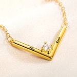 Chaîne avec Nom Personnalisé Collier en V avec ou sans Diamant Cadeau d'Anniversaire pour Femme