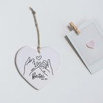 Cadeau d'anniversaire personnalisé en céramique avec un coeur et un sac pour la meilleure amie