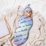 Personalisierte Regenbogen-Namen-Baby-Wickeldecke mit Hut-Set-Geschenken