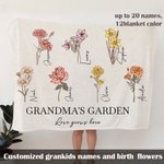 Spersonalizowany koc polarowy dla mamy, babci i dziadka z kwiatami i napisem Love Grows Here