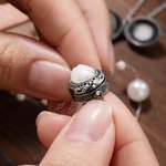 Personalisierte Vintage Gothic geschnitzt Perle Schädel Medaillon Halskette mit Text Halloween Tag der Toten Geschenk für Gothic-Enthusiasten