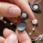 Personalisierte Vintage Gothic geschnitzt Perle Schädel Medaillon Halskette mit Text Halloween Tag der Toten Geschenk für Gothic-Enthusiasten