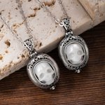 Personalisierte Vintage Gothic geschnitzt Perle Schädel Medaillon Halskette mit Text Halloween Tag der Toten Geschenk für Gothic-Enthusiasten