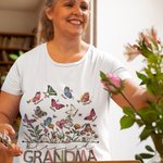 Maglietta personalizzata Felpa con cappuccio con farfalla di nascita e nome di famiglia per la nonna