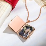 Personalisierte Mini-Album Halskette mit 4 Fotos und Gravur | aufklappbares Medaillon | Andenken zur Graduierung | Abschluss Geschenk für Absolventen