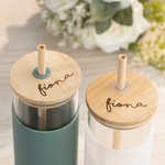 Bicchiere di vetro da 17 oz personalizzato con nome Bicchiere da caffè con coperchio in bambù inciso Custodia in silicone e cannuccia Regalo di comple