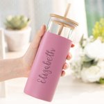 Bicchiere di vetro da 17 oz personalizzato con nome Bicchiere da caffè con coperchio in bambù inciso Custodia in silicone e cannuccia Regalo di comple