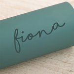 Bicchiere di vetro da 17 oz personalizzato con nome Bicchiere da caffè con coperchio in bambù inciso Custodia in silicone e cannuccia Regalo di comple