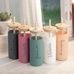 Bicchiere di vetro da 17 oz personalizzato con nome Bicchiere da caffè con coperchio in bambù inciso Custodia in silicone e cannuccia Regalo di comple