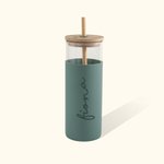 Bicchiere di vetro da 17 oz personalizzato con nome Bicchiere da caffè con coperchio in bambù inciso Custodia in silicone e cannuccia Regalo di comple