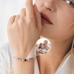 Bracciale personalizzato in argento sterling con proiezione interna di foto di fiori e ti amo in 100 lingue