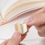 Collier pendentif Personnalisé en Livre Cadeau pour Amateurs des Livres Lecteurs Bibliothécaires Écrivains