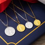 Pendentif d'Argent Gravé Personnalisé avec Texte et Motif à Thème Balance et Justice Cadeau pour Femme Avocate Etudiante en Droit