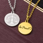 Pendentif d'Argent Gravé Personnalisé avec Texte et Motif à Thème Balance et Justice Cadeau pour Femme Avocate Etudiante en Droit