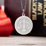 Pendentif d'Argent Gravé Personnalisé avec Texte et Motif à Thème Balance et Justice Cadeau pour Femme Avocate Etudiante en Droit