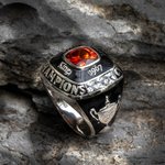 Anillo de campeonato y caja acrílica de exhibición personalizados texto grabado regalo de cumpleaños para amantes del deporte familia y amigos