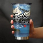 Personifierad Tillsammans Sedan Detta Par på Stolar Snöberglandskap 20oz Tumbler Alla hjärtans dag Present Daglig användning