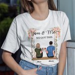 Gepersonaliseerd Loving Couple Zittend en Samen Swingend T-shirt Verjaardag Dagelijks Dragen