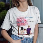 Personalisiertes junges Paar unter Love Tree Cheer T-Shirt Valentinstagsgeschenk