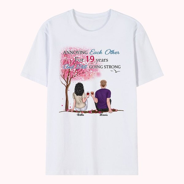 Personalisiertes junges Paar unter Love Tree Cheer T-Shirt Valentinstagsgeschenk