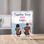 Plaque acrylique personnalisée Couple assis au bord d'un lac Fleur de montagne Cadeaux pour petit(e) ami(e) Ornement de bureau