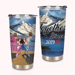 Personifierad Tillsammans Sedan Detta Par på Stolar Snöberglandskap 20oz Tumbler Alla hjärtans dag Present Daglig användning