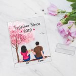 Plaque Acrylique Personnalisée Couple Assis Sous Un Arbre Fleuri Boire Ensemble Cadeau pour Petit(e) Ami(e) Ornement de Bureau