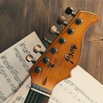 Personalizzato Guitar Headstock Acrylic nome distintivo con retro adesivo strumento Decor regalo di compleanno per gli amanti della musica chitarra