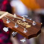 Personalizzato Guitar Headstock Acrylic nome distintivo con retro adesivo strumento Decor regalo di compleanno per gli amanti della musica chitarra