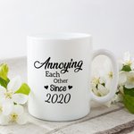 Taza de Cerámica Personalizada Annoying Each Other Couple Sitting By The Lake Regalos para Parejas Apta para Lavavajillas y Microondas