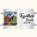 Couple de dessin animé personnalisé Couple romantique assis au bord du lac Profitez de la vue Tasse en céramique blanche Cadeau pour mon mari ou ma fe
