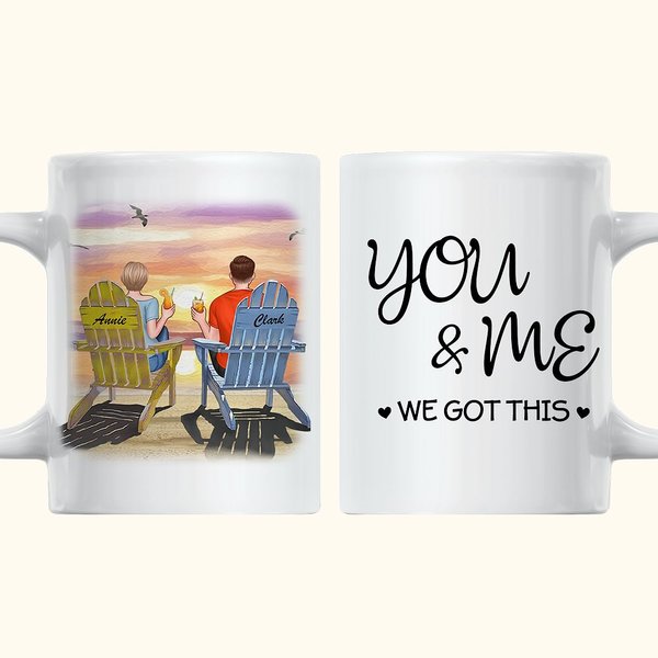 Personalizowany kubek ceramiczny na Walentynki Ty i Ja Para Siedząca na Krzesłach Pijąca Drinka Biały kubek ceramiczny z uchwytem typu C