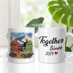 Couple de dessin animé personnalisé Couple romantique assis au bord du lac Profitez de la vue Tasse en céramique blanche Cadeau pour mon mari ou ma fe
