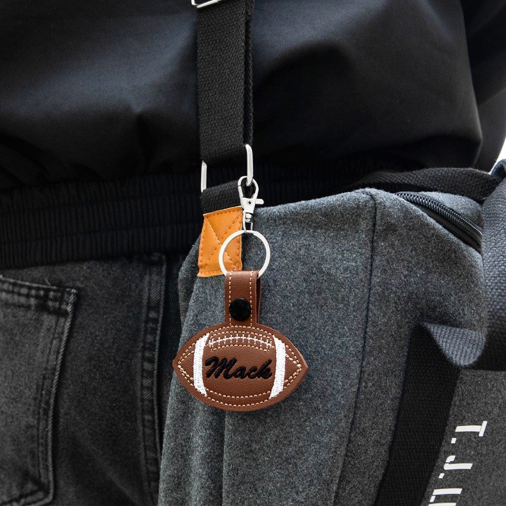 Personlig broderi Sportsveske Tag Fotball Tag Basketball Tag Baseball Tag Nøkkelringer Navnelapper Lunsj Perfekt laggave til spillere og trenere 6