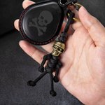 Personalisierter Handgeflochtener Gothic Totenkopf-Schlüsselanhänger mit Namen Gravur Schädel-Anhänger Geburtstag Halloween Geschenk für Herren
