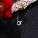 Spersonalizowany naszyjnik z głową małego diabła i miniaturową rzeźbą diamentową Naszyjnik do projekcji zdjęć z napisem Kocham Cię w 100 językach