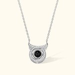 Spersonalizowany naszyjnik z głową małego diabła i miniaturową rzeźbą diamentową Naszyjnik do projekcji zdjęć z napisem Kocham Cię w 100 językach