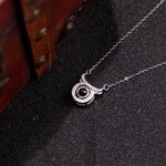 Spersonalizowany naszyjnik z głową małego diabła i miniaturową rzeźbą diamentową Naszyjnik do projekcji zdjęć z napisem Kocham Cię w 100 językach