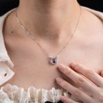 Spersonalizowany naszyjnik z głową małego diabła i miniaturową rzeźbą diamentową Naszyjnik do projekcji zdjęć z napisem Kocham Cię w 100 językach