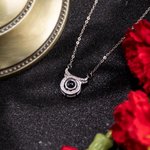 Spersonalizowany naszyjnik z głową małego diabła i miniaturową rzeźbą diamentową Naszyjnik do projekcji zdjęć z napisem Kocham Cię w 100 językach